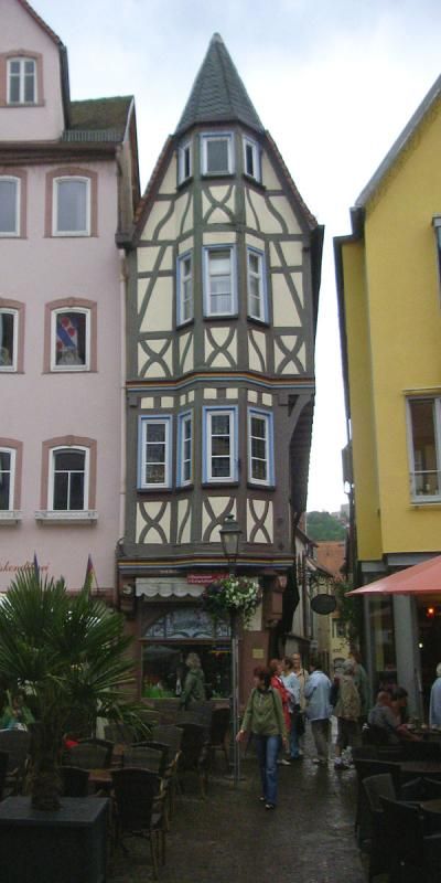 schmales-haus-der-ritter-von-zobel-in-wertheim-main.jpg